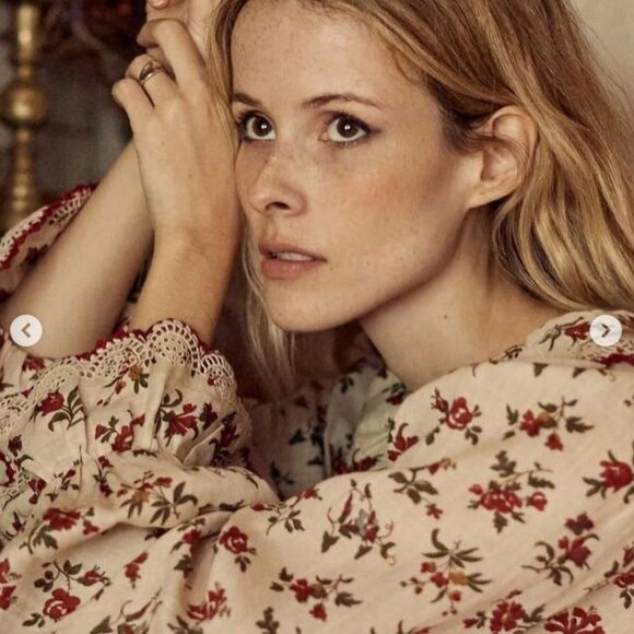 Doen Floral Blouse in Cream and Red - Picture 9 of 11